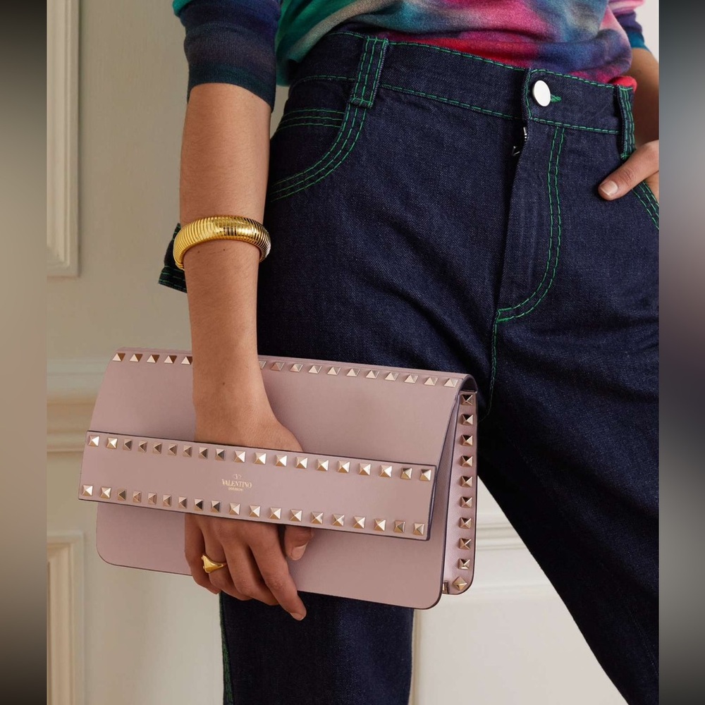 VALENTINO GARAVANI Calfskin Rockstud Side Slip
Wristlet Clutch Color Water Rose